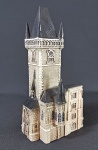 Miniatura em porcelana europeia repres. torre de igreja com relógio. Med. 19 cm.