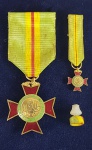Estojo com duas medalhas de mérito e pin - Ministério do Trabalho e Justiça, em metal revestido com ouro, no estojo.