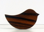 Peça feita em madeira nobre com fino acabamento representando Pássaro 7x11cm da Eco Chic Design.