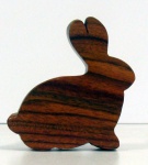Peça feita em madeira nobre com fino acabamento representando Coelho 8x8cm da Eco Chic Design.