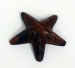 Peça feita em madeira nobre com fino acabamento representando estrela do mar 3x9cm da eco chic design