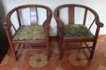 Par de elegantes cadeiras de braços em madeira nobre no estilo oriental , estofado em tecido floral. Med. 64cm alt x 66 x 72 cm.