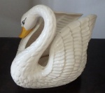 Grande cisne em porcelana branca com bico amarelo, Med. 26 x 38cm