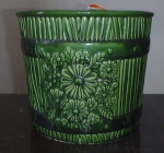 Espetacular jarro verde decorado com florais de porcelana no formato de balde. Med. 20 x 23cm
