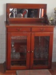 Bar em madeira nobre com espelho na parte superior e 2 gavetas. Med. 1,23cm x 87cm x 44cm