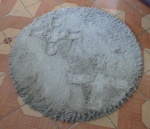 Tapete circular Cinza para centro de mesa com 107cm de diâmetro.
