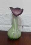 Solifleur em pasta de vidro leitoso no formato de uma tulipa na cor roxa e verde. alt. 19cm,