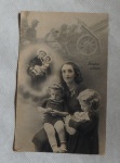 CARTÃO postal - Italiano  figura religiosa ao fundo imagem da guerra. Déc. 40.