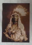CARTOFILIA - Cartão Postal Fotográfico Sem Circulação Imagem - Chefe da Tribo piegan, USA, 1900, Edward Sheriff Curtis (1868-1952)- Tiragem de 1000 Cartões. Med. aprox. 10cm x 15cm