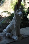Escultura em forma de cachorro em massa na cor branca. Med. 43cm x 30cm x 20cm.