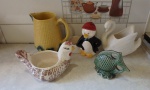 Conjunto com 5 peças diversas,em cerâmica e porcelana,  apresentando bicado, sendo um abacaxi, um pinguim, um cisne, um peixe e uma galinha.