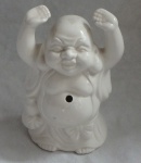 Escultura em Porcelana Blanc the Chine de Buda com as mãos sobre a cabeça. Alt. 19