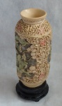Espetacular Jarro em resina com peanha fixa, ricamente adornado com dragões e volutas. Alt. 22 cm.