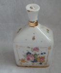 Antigo Perfumeiro de tamanho diferenciado, em porcelana européia com fundo branco decorado com flores e volutas filetado a ouro. Alt. 16cm