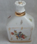 Antigo Perfumeiro de tamanho diferenciado, em porcelana européia com fundo branco decorado com flores e volutas filetado a ouro. Alt. 16cm