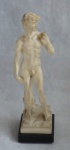 Figuras italianas em resina representando: "Nú Maculino" Alt.: 23cm