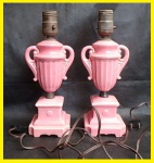 LUMINÁRIA - Par de luminária em faiança na cor rosa craqueada, moldada na forma de ânfora com Guarnição de metal. funcionando, sem garantia, Circa de 1960/70 -  Med. 27cm
