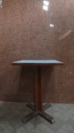 Mesa em madeira com tampo em fórmica azul, década 60/70 em bom estado de conservação. Med: 77 x 56 x 56 cm.