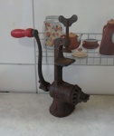 Rustico e decorativo moedor, em ferro,com regulagens para adaptação de mesa, movido a manivela. Med 25cm alt x 20,5cm larg