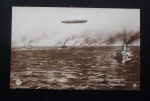 Cartão Postal Fotográfico Antigo: Vista do Dirigível sobre o mar.