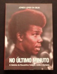 Livro - No último Minuto - A história de Escurinho: futebol, violão e fantasia - Autor: Jones Lopes da Silva (2011) - 215 páginas.