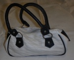 Bolsa feminina de couro branca e preta, interior com forração bege.