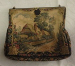 Bolsa de mão em gobelim ricamente decorada com cenas campestre e florais. sem a corrente da alça.
