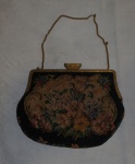 Antiga bolsa feminina déc. 60/70 elaborada em tecido floral com alça em metal dourado.