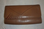 Bolsa de mão feminina em couro marro, interior forrado em camurça bege clara.