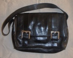 Bolsa feminina em couro preto alça em couro, apresenta falhas na pigmentação do couro, No estado.
