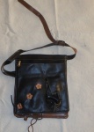 Bolsa feminina em couro marrom e preto parte externa decorada com florais e porta caneta.