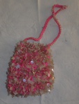 Bolsa feminina artesanal feita de crochê decorada com miçangas.