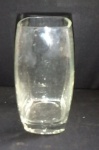 Interessante jarro de vidro formato retangular e forma bojuda no centro. alt 20cm