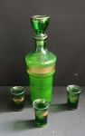 Interessante Licoreiro na cor verde filetado a ouro e 3 copos em vidro. Med. 28 cm alt