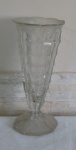Antigo vaso de vidro grosso ondulado com trincado interno. Alt. 29cm