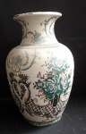Espetacular vaso em porcelana com fundo branco e com motivos florais verdes. Alt.34cm