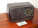 Rádio antigo  (avaria)  med 16 x24 x15  cm.  (avaria)