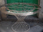 Mesa de ferro no formato circular . Med.: 71 x1,10 cm (desgastes)