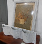 Lote com duas peças : quadro emoldurado  temática artesanal com flores secas  Med.: 54 x42 cm  e  suporte em metal com pátina.med. 15x50 cm