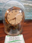 Relógio  alemão  Kundo com redoma de vidro. (sem funcionamento) Alt 15 x diam 12 cm.