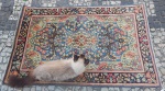 Tapete persa  com motivos florais. (desgastes) med. 88 x 1,40 cm