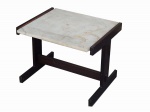 Design: mesa auxiliar em jacarandá  e  tampo de mármore. (desgastes)med. 45 x60x 50 cm