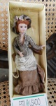 Boneca em louça decorativa  com roupas de época.  alt 18 cm