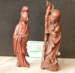 Duas peças esculpidas em madeira representando figuras orientais. med. maior 15x 5 cm.