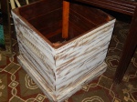 Grande cachepô em madeira patinada.(desgastes)  med.: 43 x43 cm