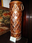 Porta guarda chuva/ bengalas em cobre decorado. (desgastes) Med.: 49 x18 cm