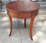 Elegante mesa auxiliar em madeira e placagem  com 01 gaveta. (desgastes) Med.: 72 x66 cm.
