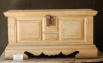 Baú antigo  em madeira patinada. med. 43 x83 x38 cm