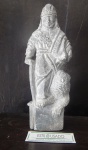 Escultura em pedra sabão assinada.  med. 26 x10 x5 cm
