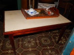 Mesa de cento em madeira e tampo laminado. (desgastes) med. 45 x80 x50 cm